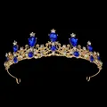 Détail de diadème de mariée doré avec strass bleus en goutte et motifs évidés complexes - Or Bleu