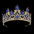 Détail de la couronne baroque dorée avec strass bleu foncé sur un fond noir intense - Style Baroque (HG-214) / Ton Or + Bleu Royal