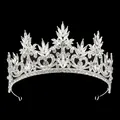 Diadème de mariée baroque argenté avec strass en cristal étincelants sur fond noir - Style Baroque (HG-214) / Argent & Blanc