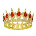 Vista macro di una corona da sposa barocca dorata con cristalli rossi e diamanti brillanti - Oro + Goccia Rossa
