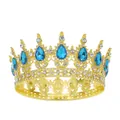 Dettaglio corona barocca dorata con pietre blu a goccia e piccoli cristalli scintillanti - Oro + Goccia Blu Lago