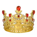 Détail macro d'une couronne dorée avec une grande gemme rouge et des découpes complexes - Or+Rouge