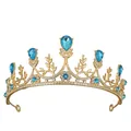 Dettaglio di tiara dorata con gemme blu a goccia e motivi a foglia intagliati - Oro + Blu