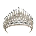 Primer plano de tiara dorada de lujo con pedrería brillante para bodas y fiestas - Dorado+Blanco
