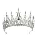 Dettaglio ravvicinato di un diadema d'argento con brillanti cristalli a goccia - Argento e Bianco