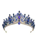 Detailaufnahme der Barock Krone mit blauen Tropfenkristallen und goldenem Finish - Goldton + Königsblau