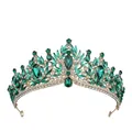 Makrodetail eines luxuriösen Braut-Tiaras in Gold mit smaragdgrünen Kristallen und Strass - Gold + Grün
