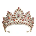 Dettaglio di una tiara da sposa dorata con gemme arancioni marquise e strass bianchi brillanti - Oro + Strass Marrone