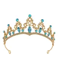 Elegante vintage gouden bruidskroon met koningsblauwe strassteentjes op witte achtergrond - Goud + Meerblauw