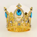 Elegante Kinderkrone in Gold mit blauen Strasssteinen und herzförmigem Hohlmuster-Design - Gold + Seeblau