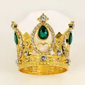Detailansicht der goldenen Krone mit grünen Tropfensteinen und weißen Strasssteinen - Gold + Grün
