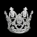 Detailaufnahme eines silbernen Strass-Tiaras mit Herzmustern auf schwarzem Hintergrund - Silber & Weiß