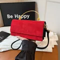 Rode suède crossbodytas met gewatteerd patroon en gouden boogvormige greep - Rood