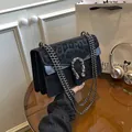 Borsa a tracolla nera leopardata con fibbia di lusso a testa di tigre - Nero