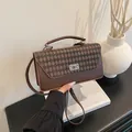 Borsa a mano vintage marrone con patta a scacchi e fibbia in metallo diamantato - Marrone