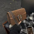 Borsa a tracolla in pelle scamosciata leopardata marrone con fibbia a tigre - Marrone