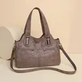 Klassische hellbraune Handtasche aus Kunstleder mit Reißverschlüssen und Schultergurt - Khaki