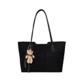 Borsa tote nera con stampa leopardata e ciondolo a orsetto su sfondo bianco pulito - con portachiavi / Nero