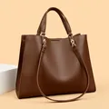 Dunkelbraune Shopper-Tasche in Lederoptik mit Kieselstruktur und goldenen Details - Braun