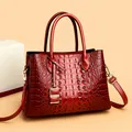 Borsa a mano rossa con motivo a coccodrillo, manici e tracolla regolabile - Rosso