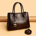 Dunkelbraune Shopper-Tasche mit Krokodilprägung, Goldschnalle und Schultergurt - Braun