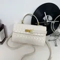 Sac à main tissé blanc crème avec fermoir doré et bandoulière réglable pour femmes - Blanc