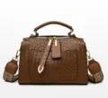 Detail der braunen gewebten Handtasche aus Kunstleder mit breitem Ethno-Schultergurt - Braun