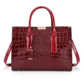 Sac à main bordeaux avec relief crocodile et finition brillante à détails dorés - Rouge