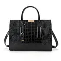 Sac cabas noir brillant avec gaufrage crocodile, détails métalliques et poignées supérieures - Noir