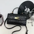 Sac à main noir élégant avec texture tressée, fermoir doré et bandoulière réglable - Noir