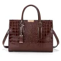Sac à main marron foncé en cuir embossé crocodile avec finition brillante et anses - café