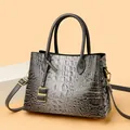 Borsa a mano grigio scuro motivo coccodrillo lucido con tracolla rimovibile - Grigio