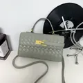 Sac à main gris en cuir tressé avec fermoir rotatif doré et bandoulière réglable - Vert