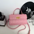 Sac à main rose texture tressée avec fermoir doré et bandoulière réglable - Rose
