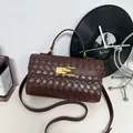 Borsa a mano intrecciata marrone scuro con chiusura in metallo dorato e tracolla - Marrone