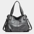Dunkelgraue Handtasche aus Kunstleder mit Lychee-Maserung und verstellbarem Riemen - Grau