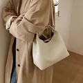 Bolso bombonera blanco crema en cuero granulado con correa ajustable y asa superior - Blanco