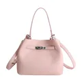 Bolso bucket rosa claro en cuero granulado con cierre de giro plateado y correa doble - Rosa Sin Colgante
