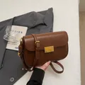 Vintage brown shoulder bag in glossy leather with gold clasp and knot detail - Brown