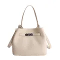 Bolso tipo cubo beige en cuero granulado con cierre de giro plateado y asa superior - Blanco Roto Sin Colgante