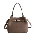 Bolso tipo cubo de cuero granulado marrón con cierre de giro plateado y asa corta - Gris Elefante (Sin Amuleto)