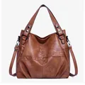 Vista detallada de bolso tote de cuero sintético marrón con costuras y remaches metálicos - Marrón