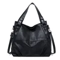 Bolso tote retro de cuero negro con tachuelas y correa ajustable sobre un fondo blanco puro - Negro