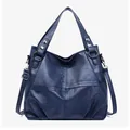 Bolso de mano azul oscuro en cuero con textura, diseño de retazos y detalles plateados - Azul