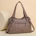 Sac à main fourre-tout kaki foncé en cuir lavé avec bandoulière réglable et texture - Kaki