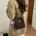 Sac seau en daim marron foncé avec fermoir métallique et pendentif ourson - Sans Pendentif / Café