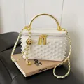Borsa a scatola bianca con perle decorative e tracolla a catena dorata - Bianco Sporco