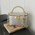 Mini borsa a scatola argento con borchie, manico dorato e tracolla a catena oro - Argento