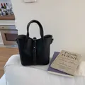 Sac seau minimaliste en cuir noir à motif litchi avec boucle argentée et poignée - Sans Pendentif / Noir