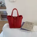 Sac seau en cuir grainé rouge avec ferrures argentées et poignée supérieure - Sans Pendentif / Rouge